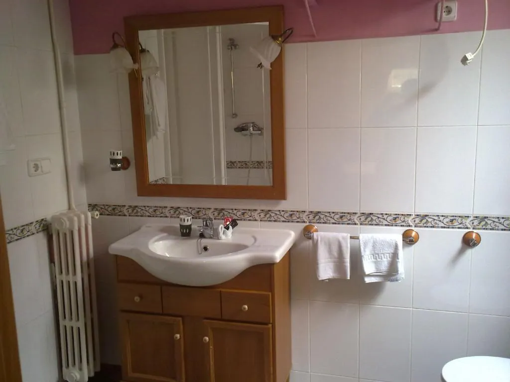 FAMILY ROOM CAPACITY 5 Room, Hostal Porta De Nuria, Barcelona