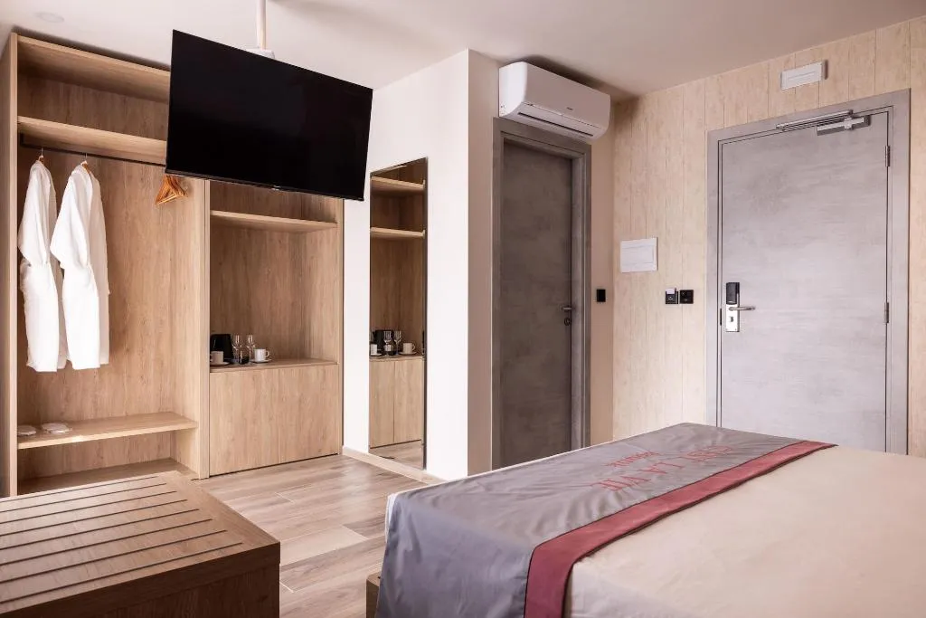 Room, C'est La Vie Boutik Swieqi, Malta