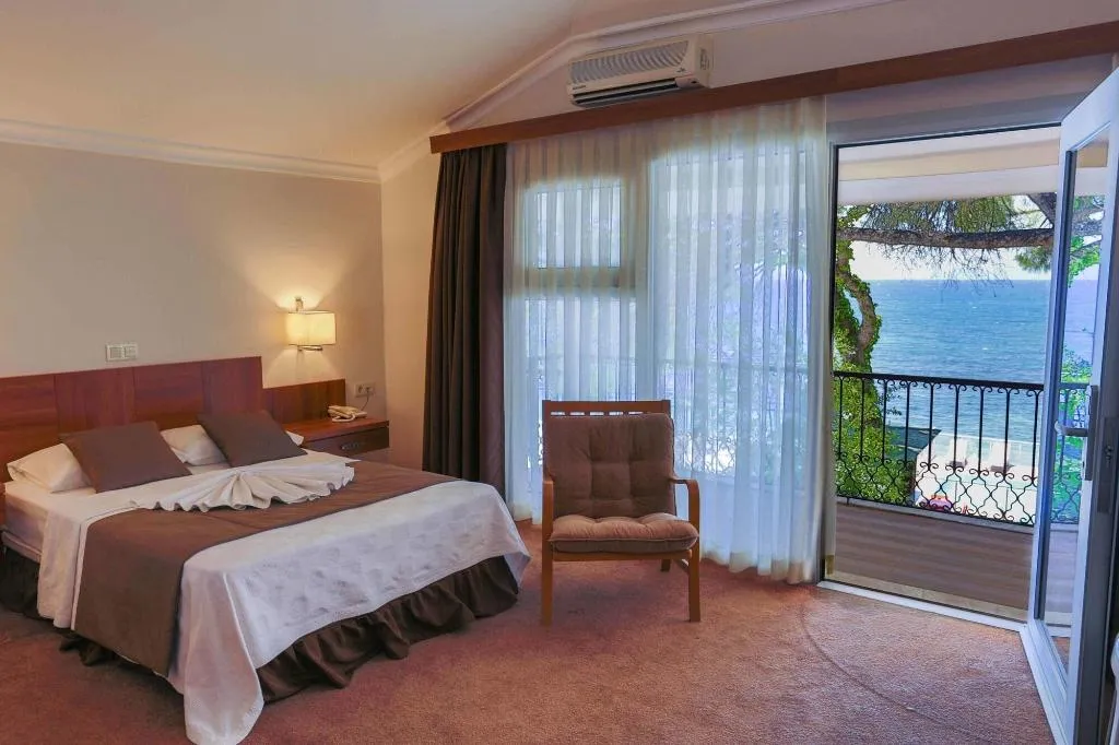 Room, Melis, Izmir