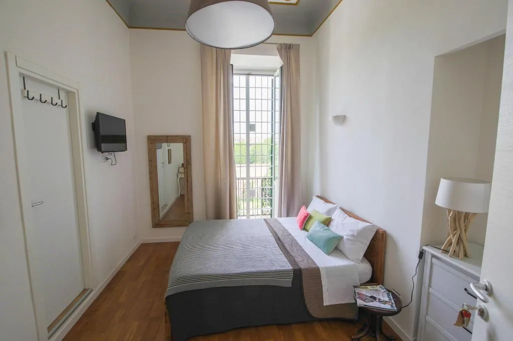 Room, Urban Pine Rooms, Naples
