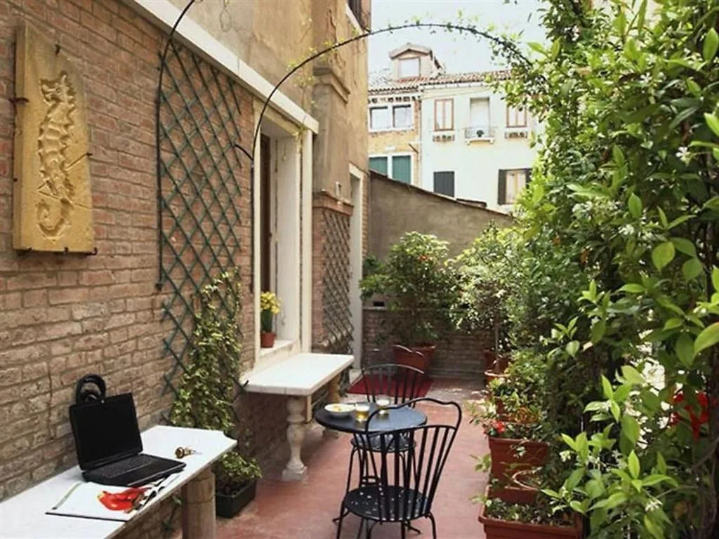 Lobby, Torino, Venice