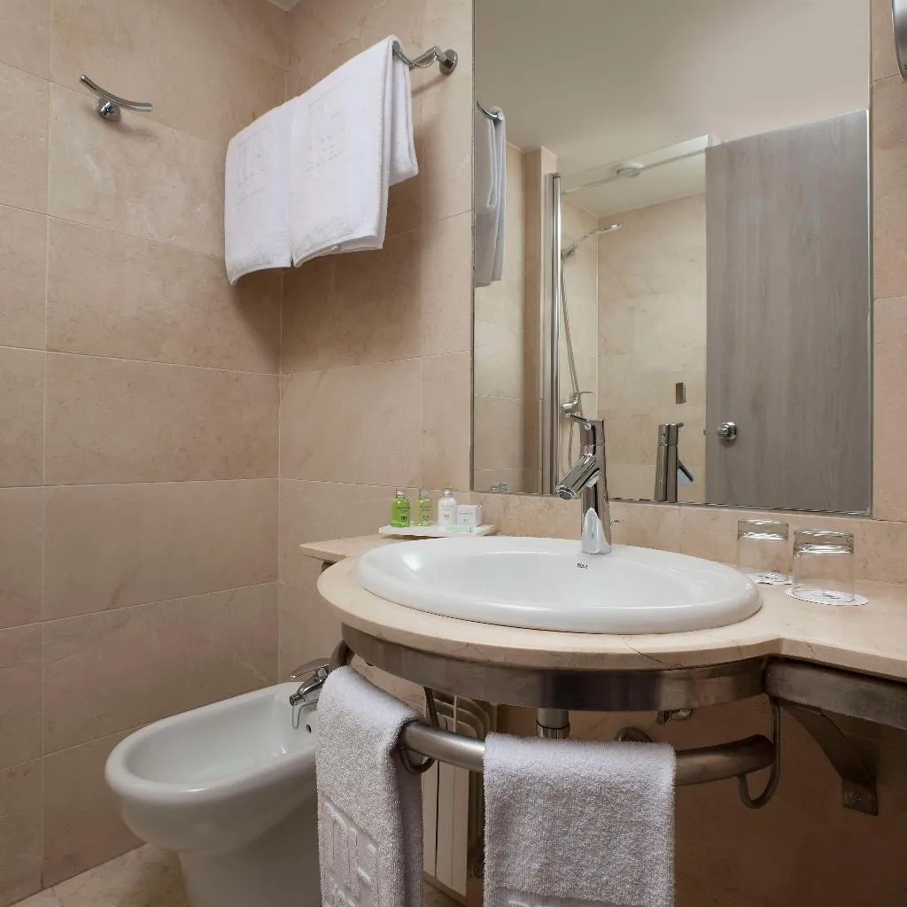 DOUBLE SUPERIOR Room, NH Madrid Barajas Airport, Madrid