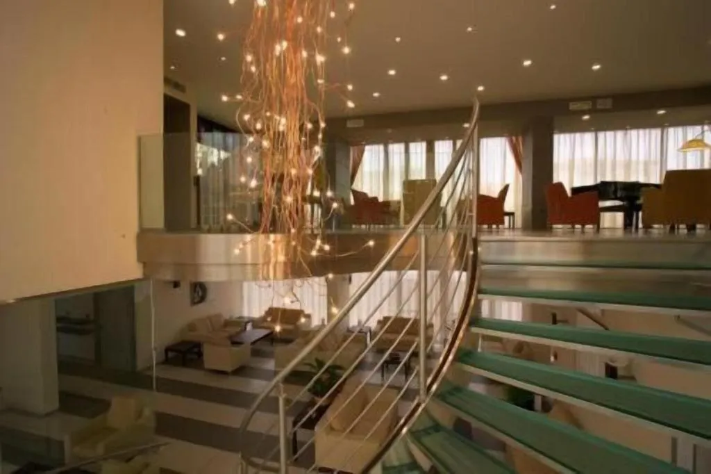 Lobby, West Florence, Florence