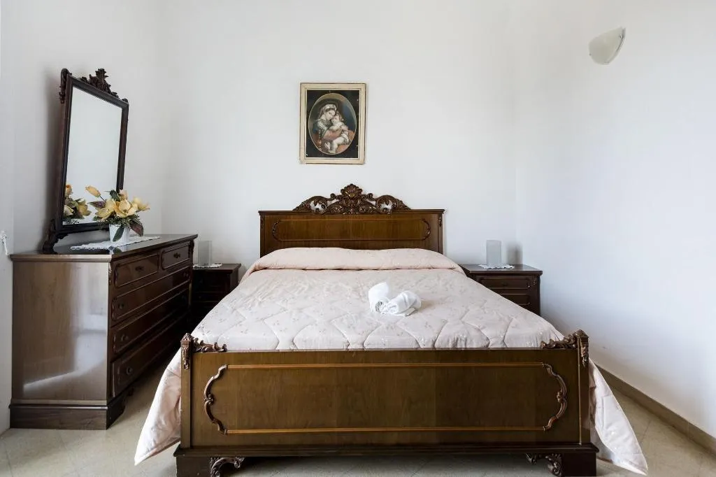 Room, Lo Stradone, Naples