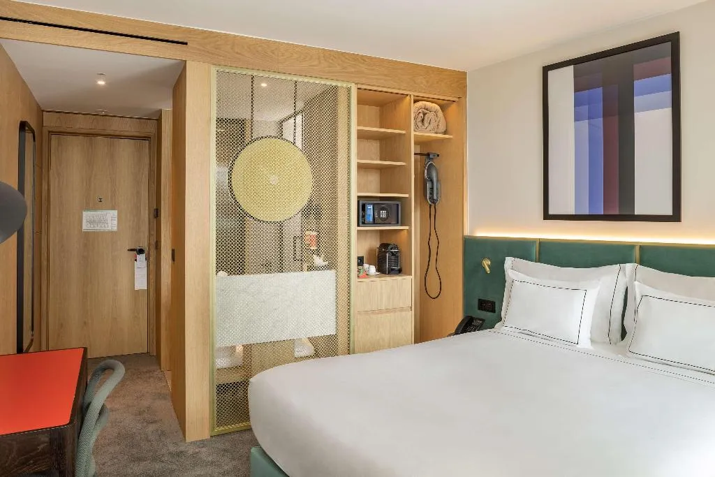 Room GUEST ROOM QUEEN BED Room, Arts Hotel Porto, Tapestry Collection By Hilton, Porto