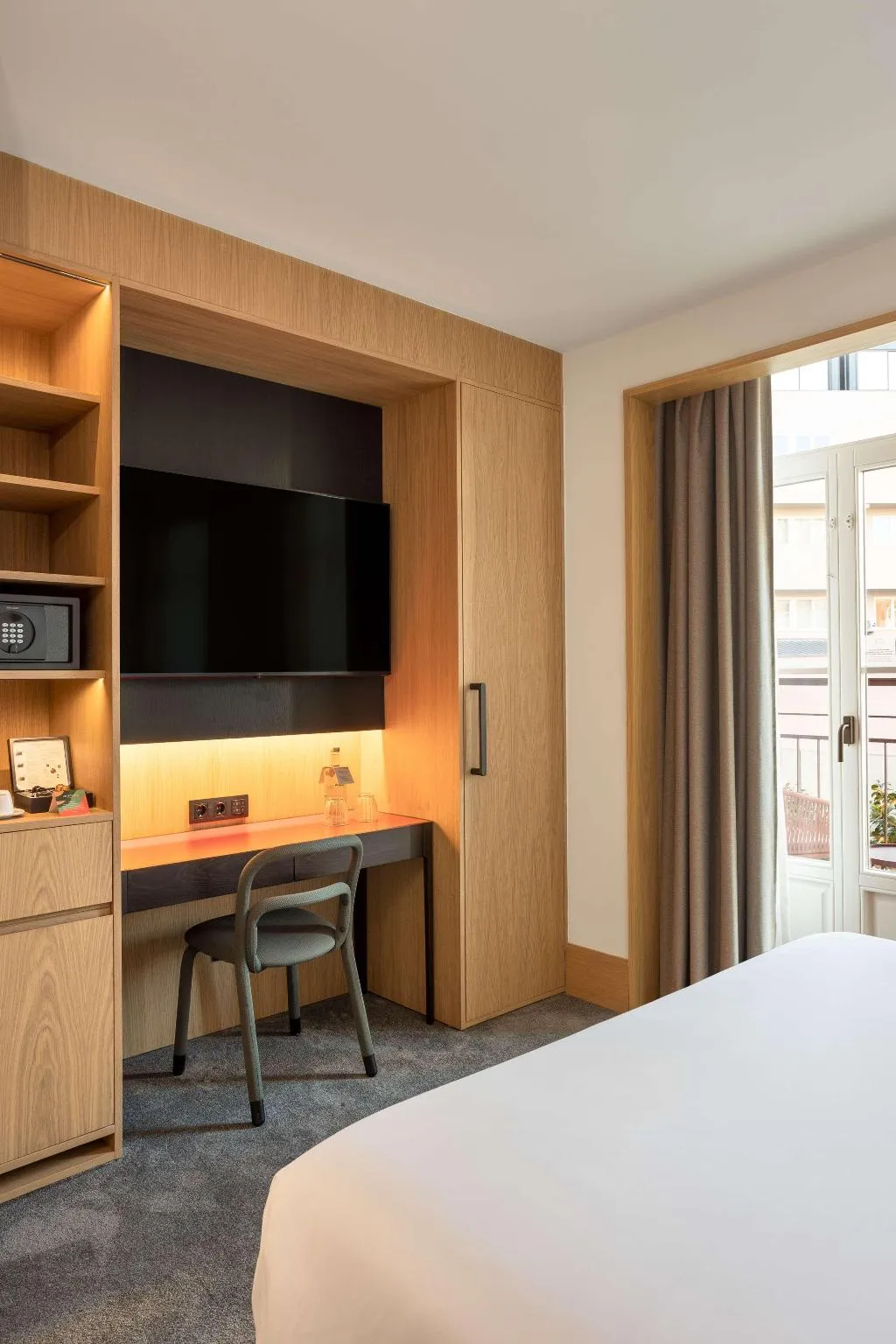 DOUBLE GUEST ROOM QUEEN BED Room, Arts Hotel Porto, Tapestry Collection By Hilton, Porto