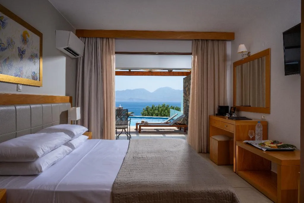 SUITE WITH PRIVATE POOL Room, Miramare Resort & Spa, Crete