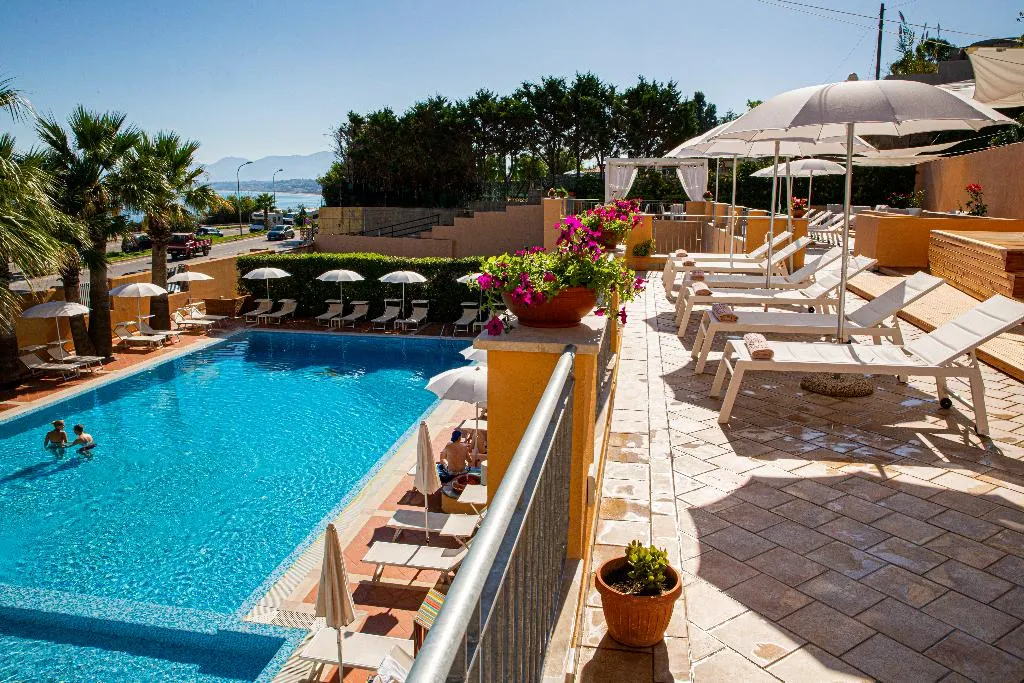 Pool, Punta Nord-Est, Palermo