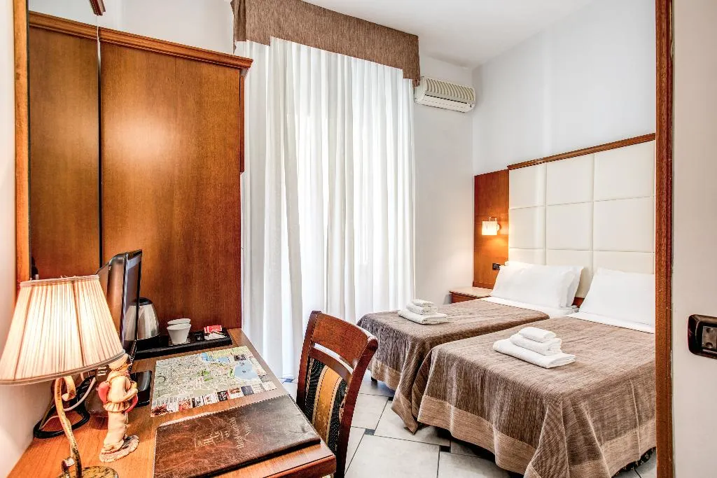 QUADRUPLE STANDARD Room, Garibaldi, Naples