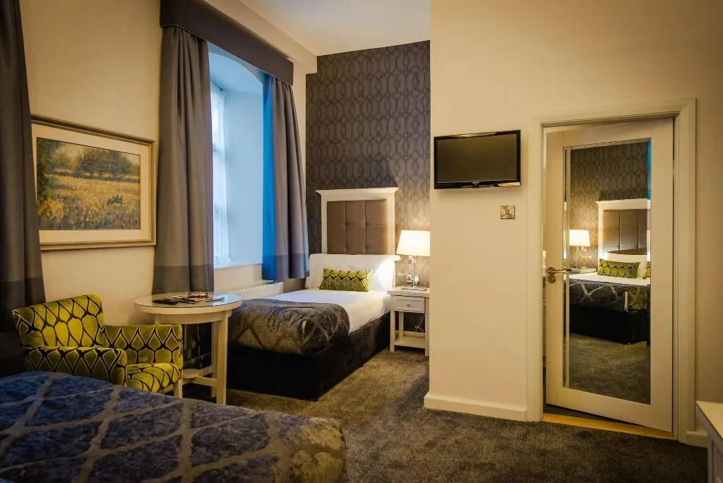 TRIPLE DELUXE TWO BEDS Room, Isaac's Cork, Cork