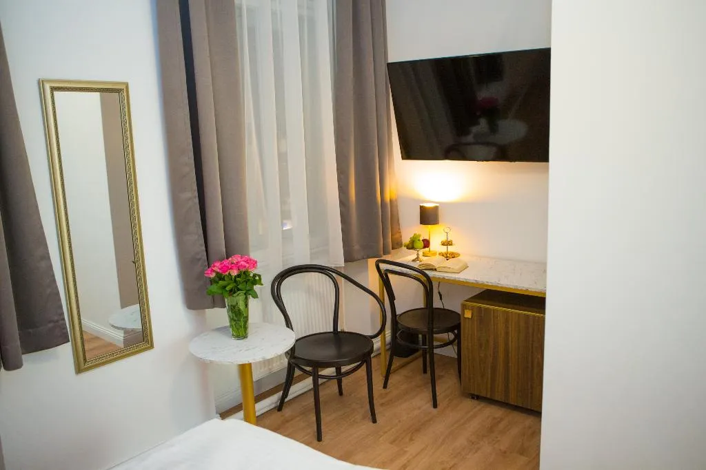 DOUBLE CLASSIC Room, Pension Central Self check in, Vienna
