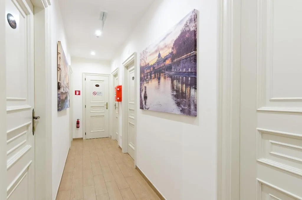 Lobby, Gemme Di Roma, Naples
