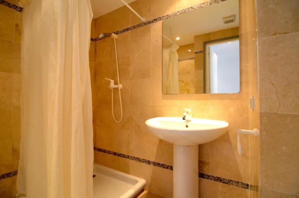 APARTMENT CAPACITY 6 THREE BEDROOM Room, Illa Mar d'Or, Costa Brava