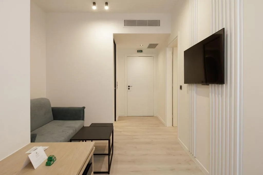 JUNIOR SUITE KING SIZE BED Room, Hilton Garden Inn Athens Syggrou Avenue, Athens