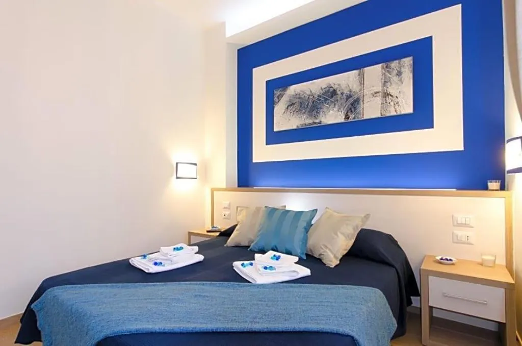 Room, Gemme Di Roma, Naples