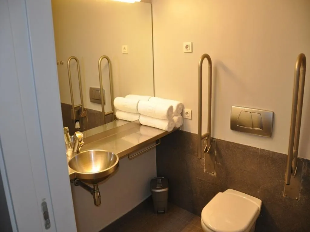 FAMILY ROOM CAPACITY 5 Room, Centre Esplai Hostel, Barcelona