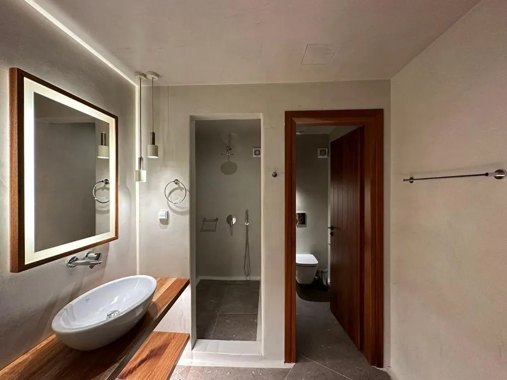 SUITE KING SIZE BED Room, Victoria Caves, Santorini
