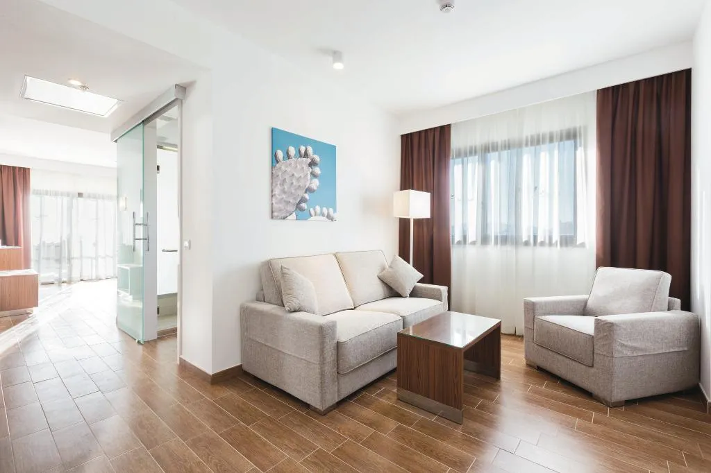 JUNIOR SUITE STANDARD Room, Hotel Riu Bravo - 0'0 All Inclusive, Majorca