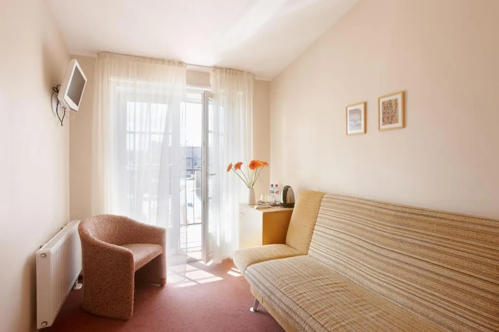 Room, Edvards, Riga
