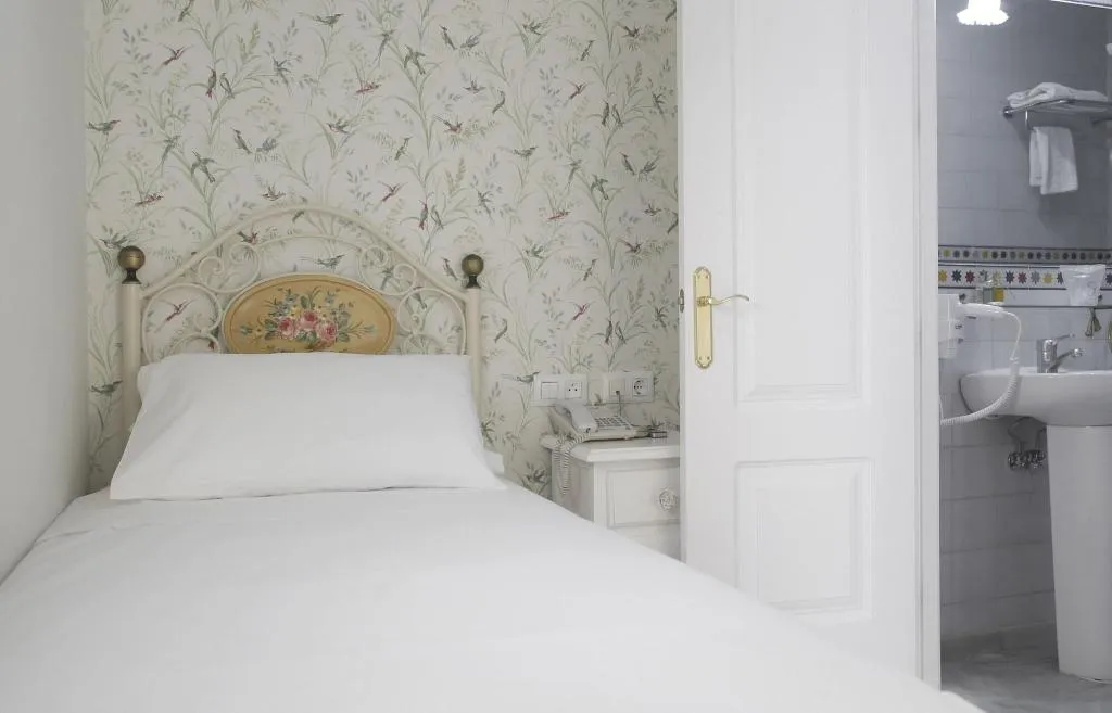 Room, Puerta de Sevilla, Seville