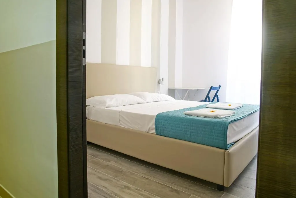 Room, B&B Università, Naples