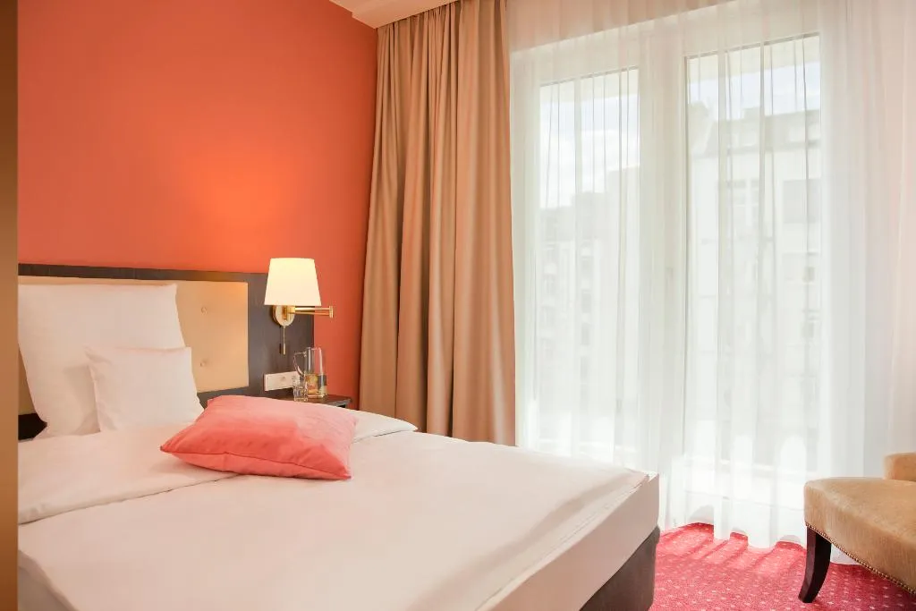 DOUBLE SINGLE USE QUEEN SIZE BED Room, Gold Palais Hotel, Berlin