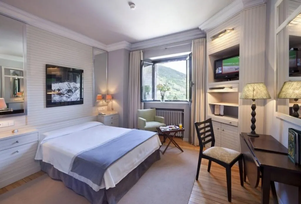 TWIN SUPERIOR Room, Parador de Vielha, Costa Brava