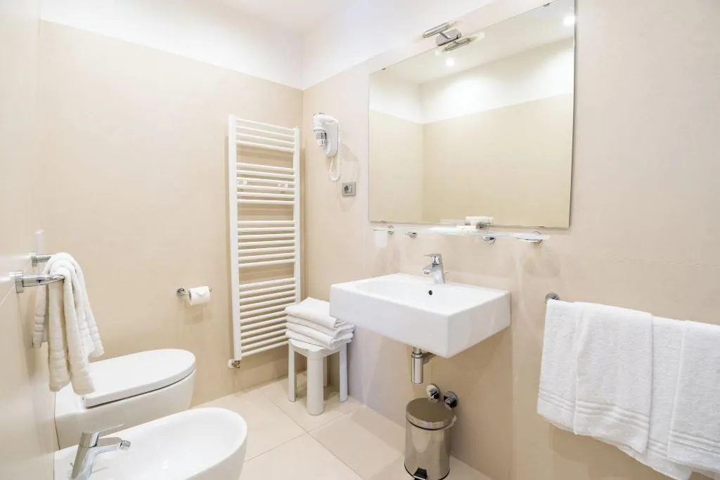 QUADRUPLE KING BED ONE BEDROOM  Room, Hotel Como, Milan
