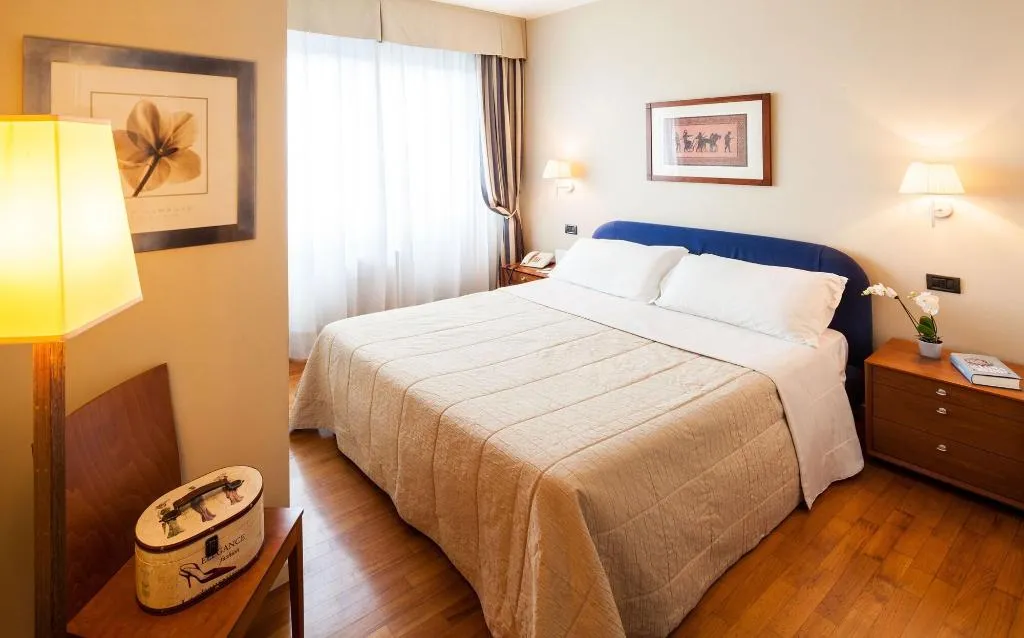 Room, Cosmo Residence, Milan