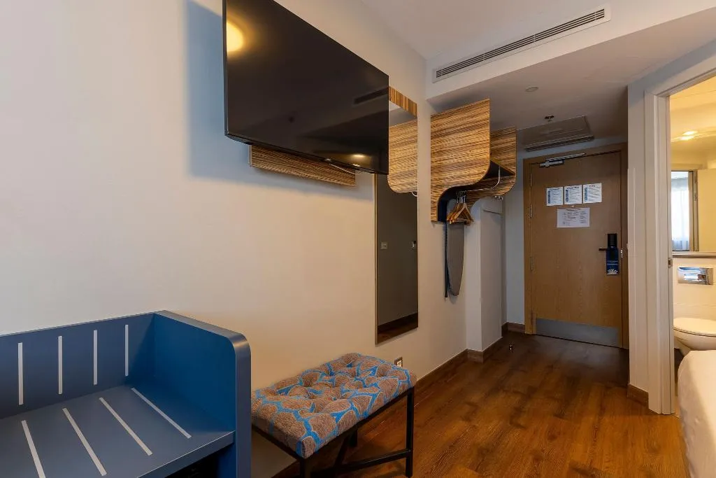 TWIN CAPACITY 1 Room, Travelodge Barcelona Poblenou, Barcelona