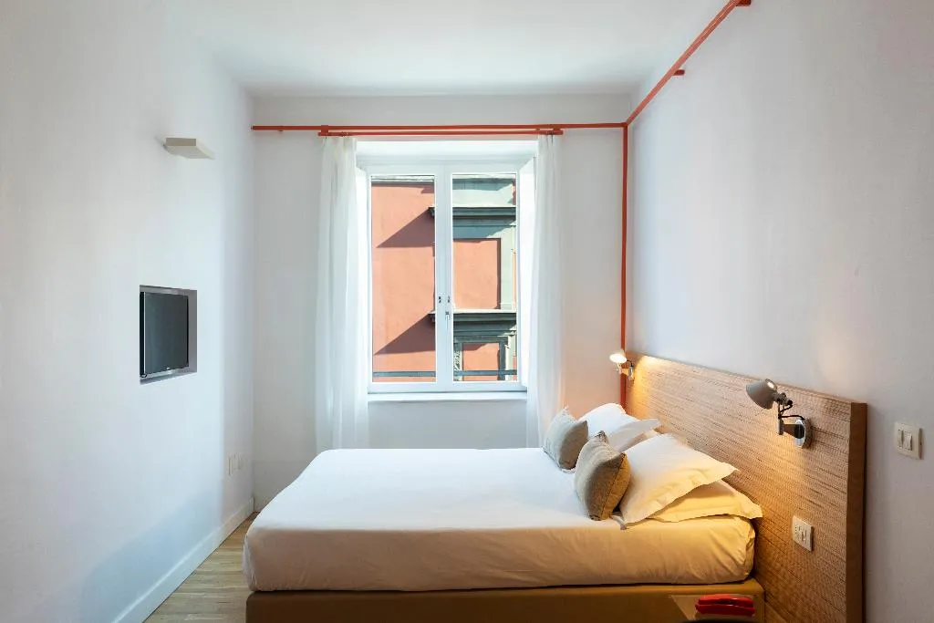STUDIO STANDARD Room, Piazza Bellini, Naples