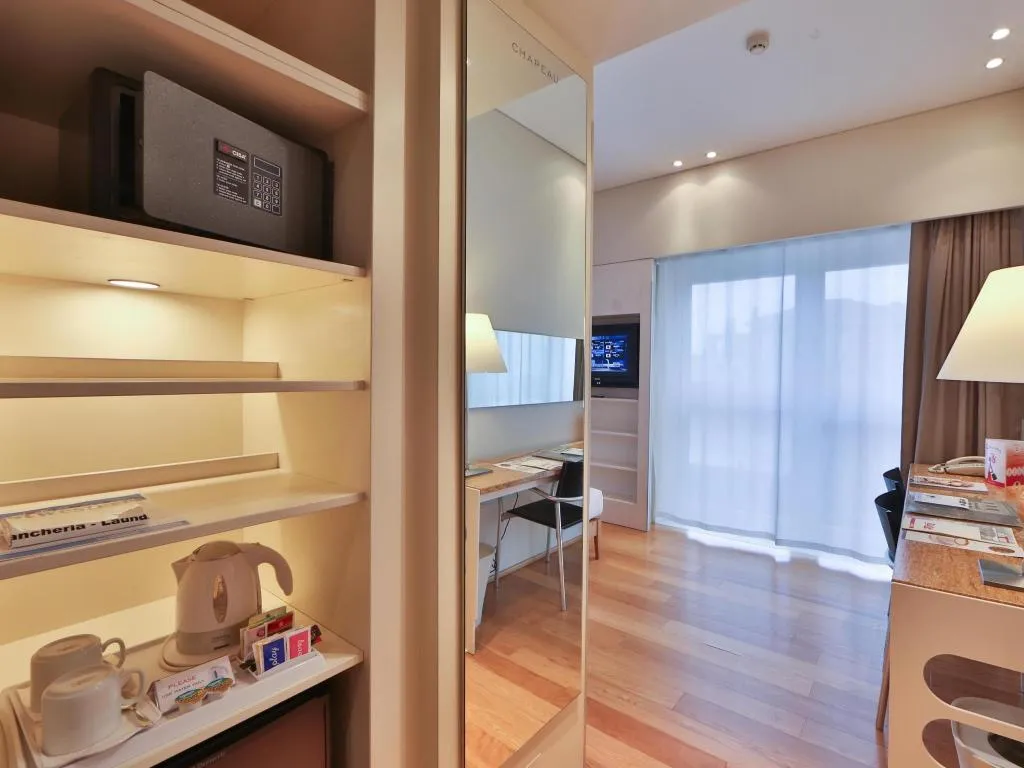 JUNIOR SUITE KING SIZE BED Room, Best Western Plus Hotel Bologna, Venice