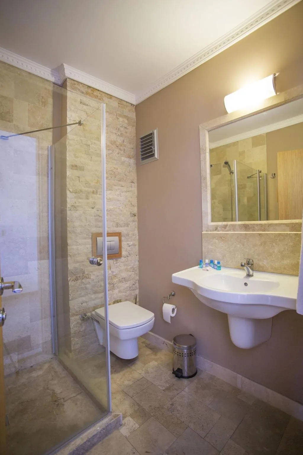 Room, Melis, Izmir