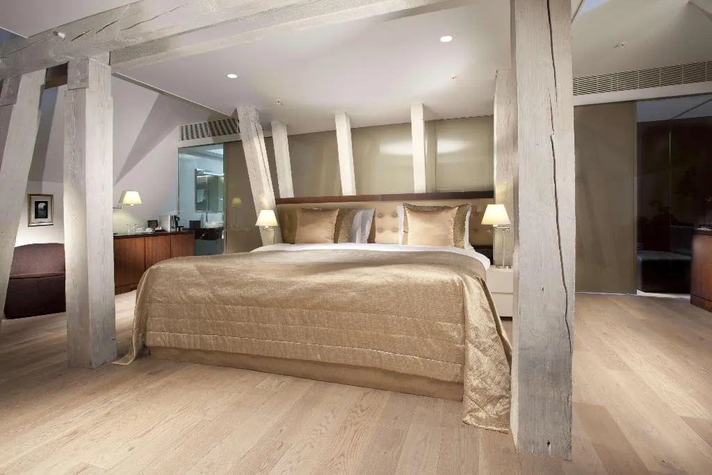 Room, Kings Court, Prague