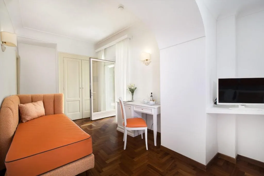DOUBLE DELUXE WITH JACUZZI Room, Relais Villa Savarese, Naples