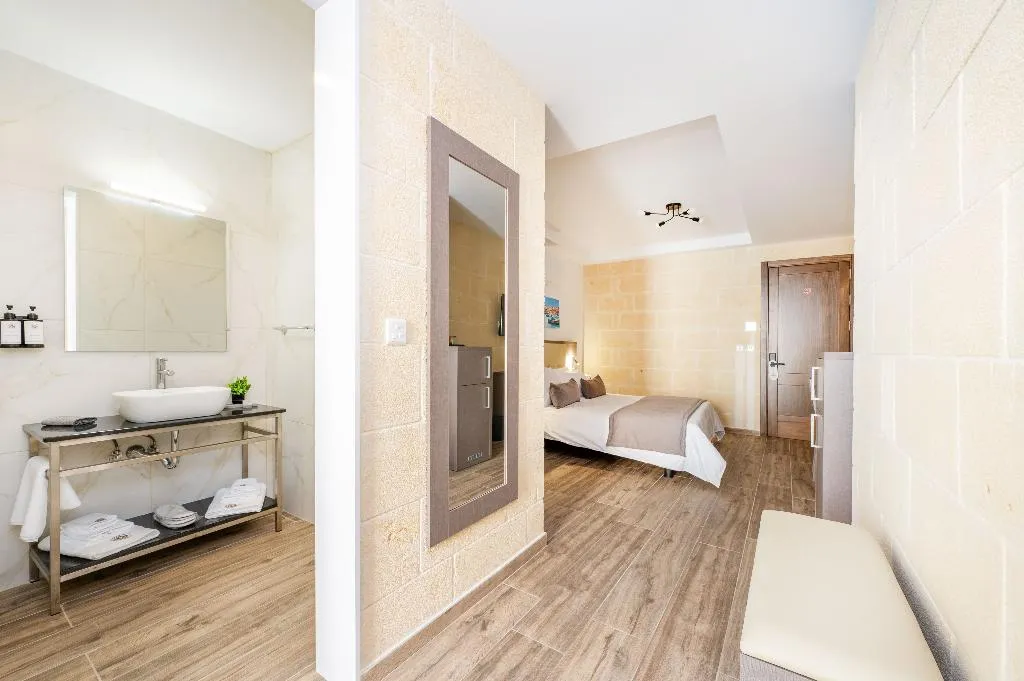 DOUBLE WITH BALCONY Room, C4 Retreats Gozo, Gozo