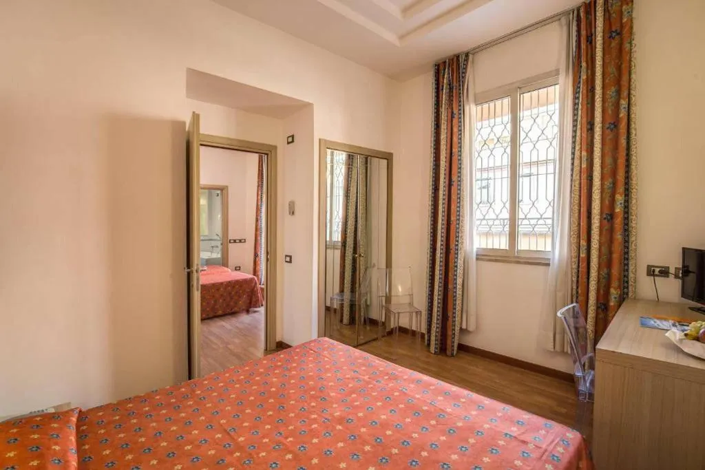 QUADRUPLE THREE BEDS Room, Hotel San Remo, Rome