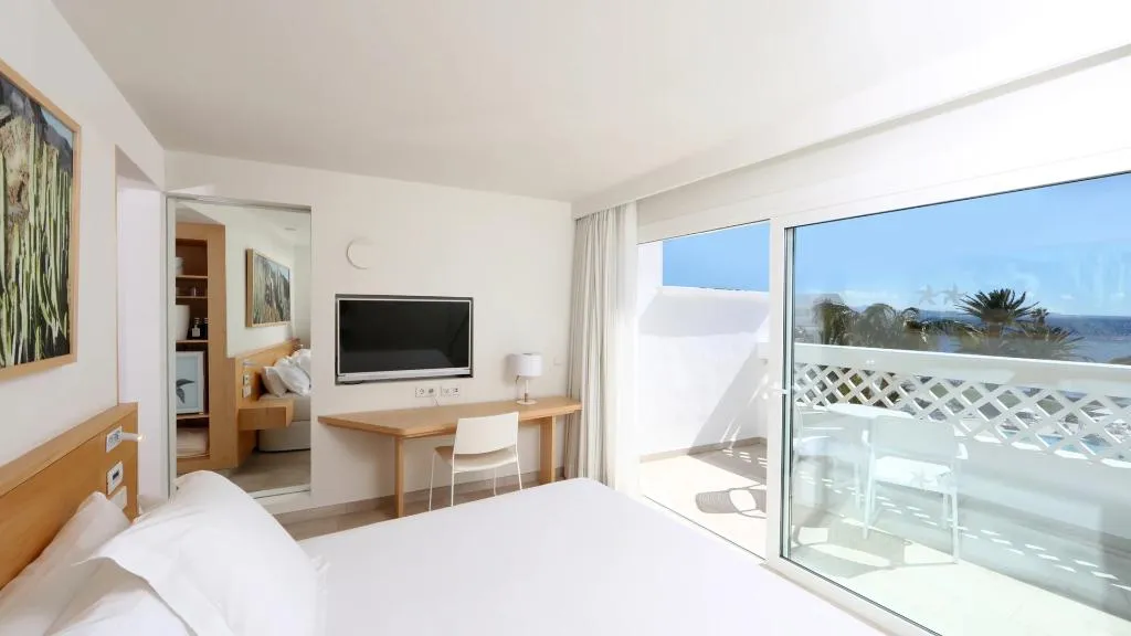 DOUBLE SINGLE USE BEACH FRONT Room, Iberostar Selection Lanzarote Park, Lanzarote