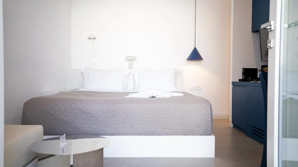 JUNIOR SUITE WITH PRIVATE POOL Room, Neo Luxury Suites, Santorini