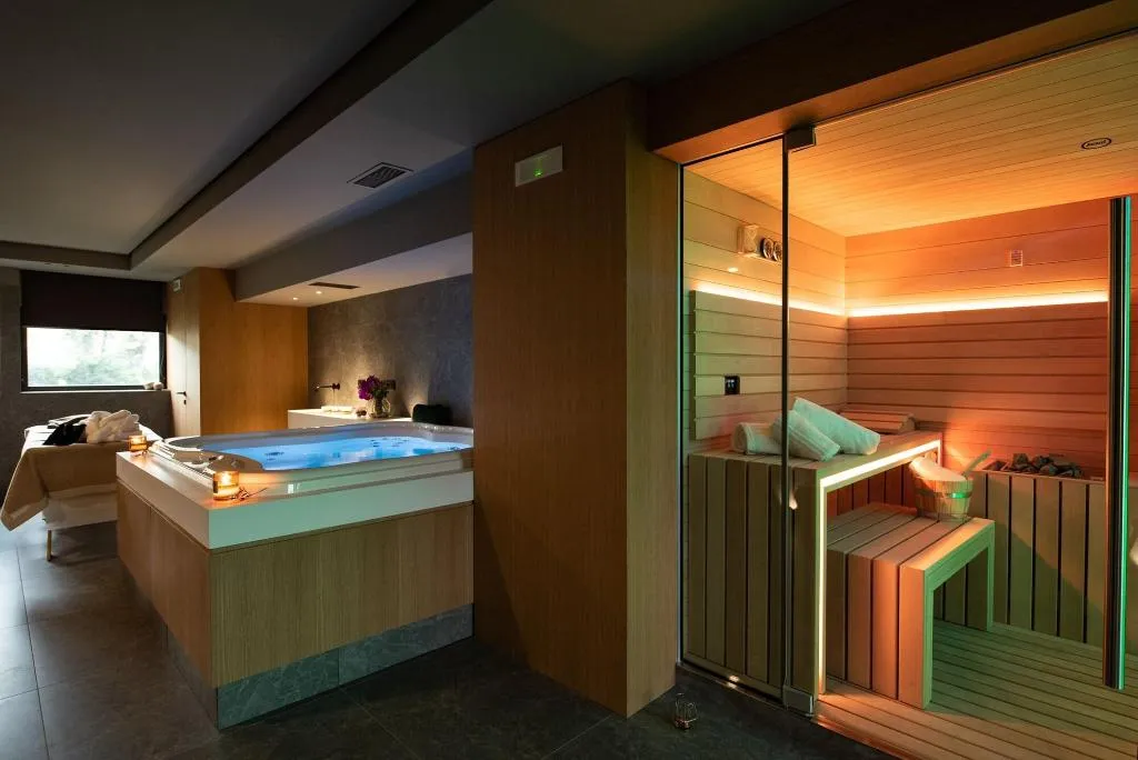 Sports and Entertainment, Gold Tower Lifestyle Hotel, Naples