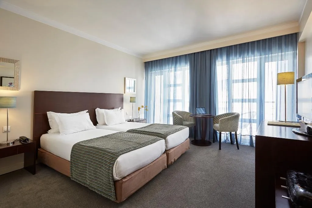 Room, As Americas, Porto