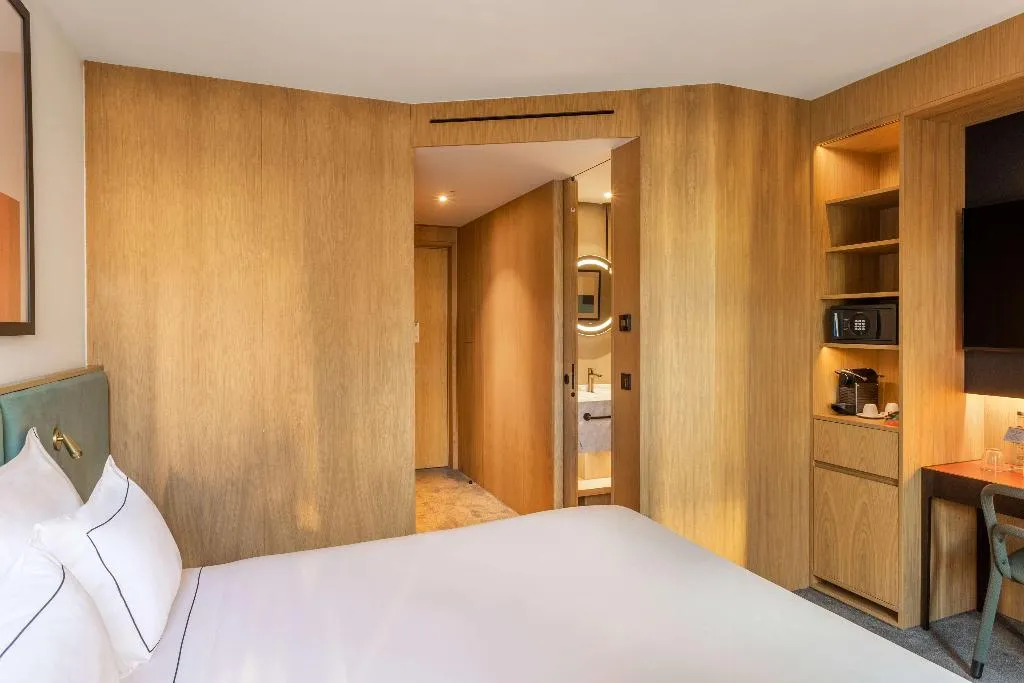 DOUBLE GUEST ROOM QUEEN BED Room, Arts Hotel Porto, Tapestry Collection By Hilton, Porto