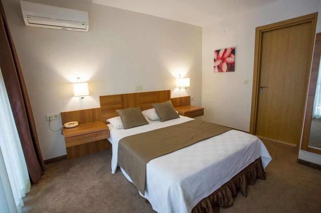 Room, Melis, Izmir