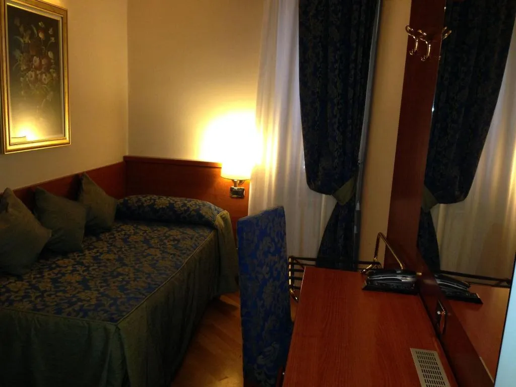 Room, Hotel Fenicia, Naples