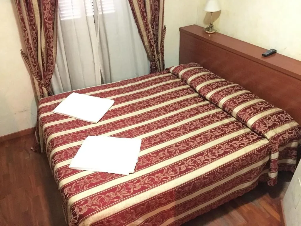 Room, Lam Guest House, Naples
