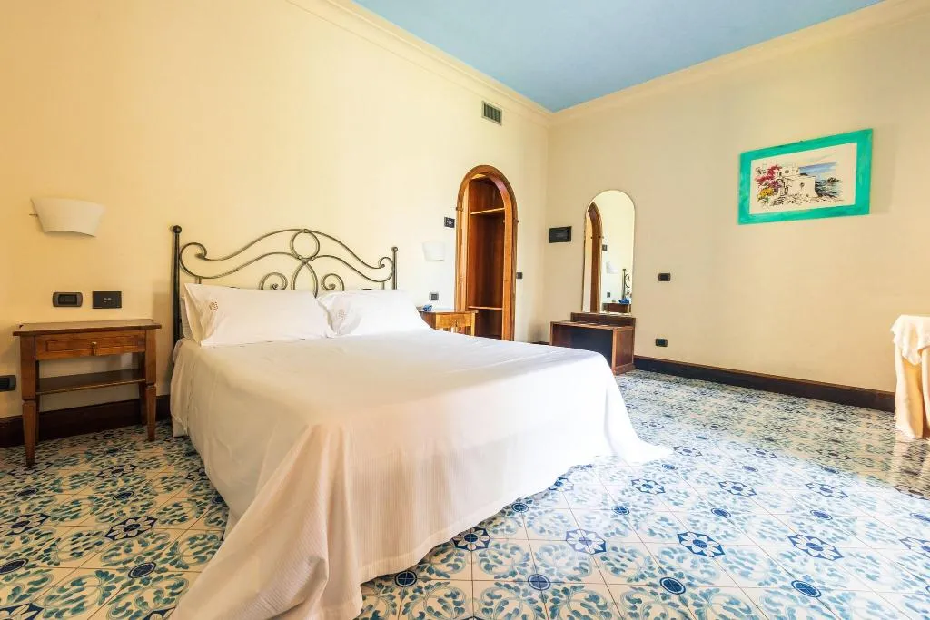 Room, Aktea, Catania