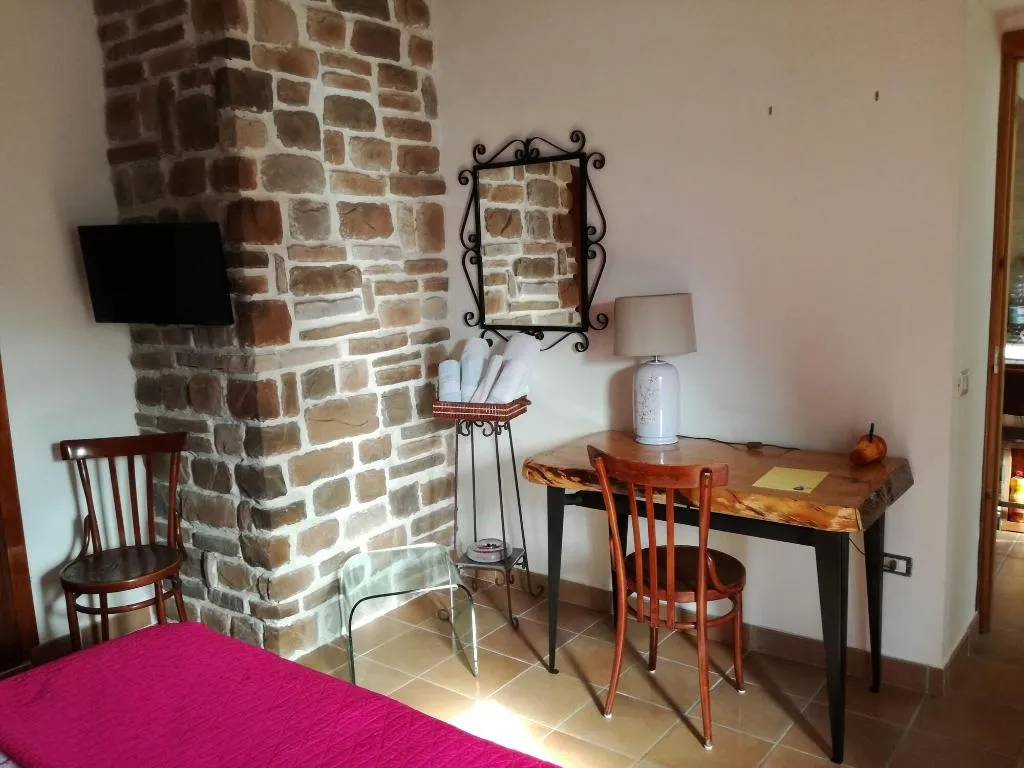 Room, B&B PompeiLog, Naples