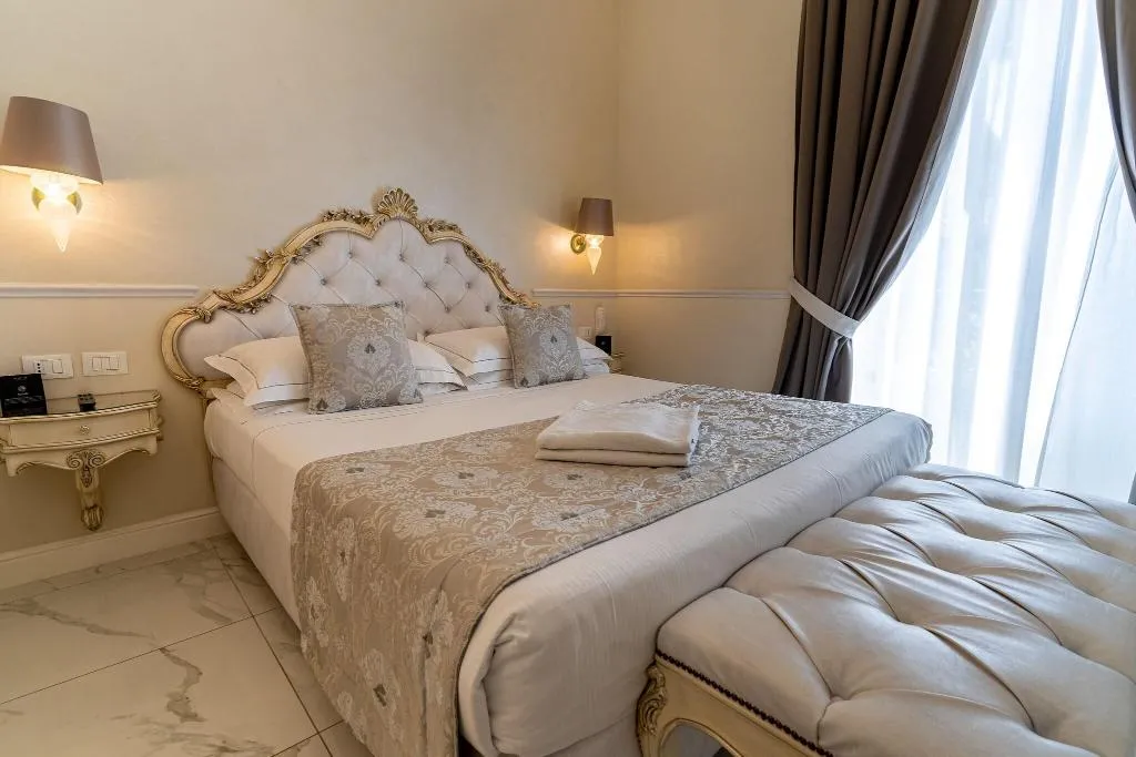 DOUBLE SUPERIOR QUEEN BED Room, The Moon Boutique Hotel, Florence