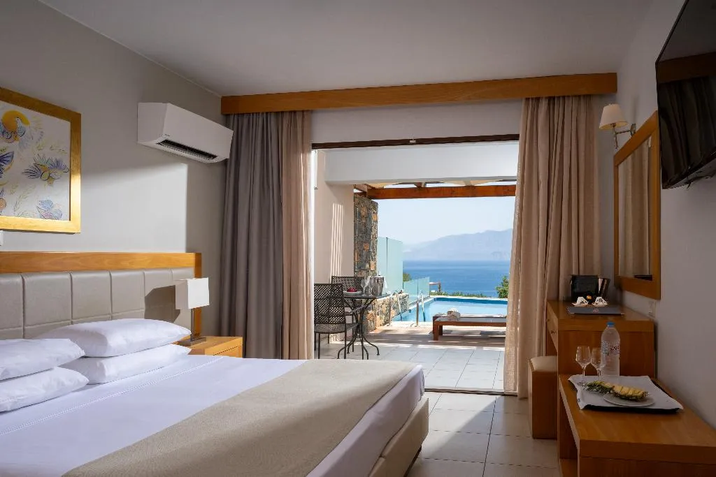SUITE WITH PRIVATE POOL Room, Miramare Resort & Spa, Crete