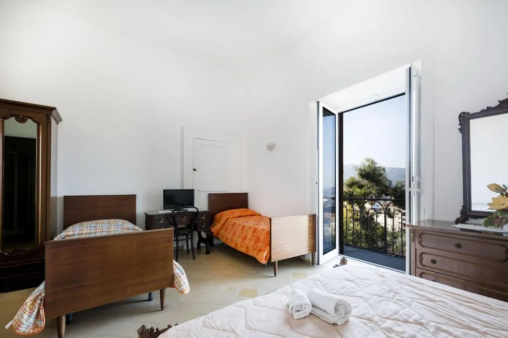 Room, Lo Stradone, Naples